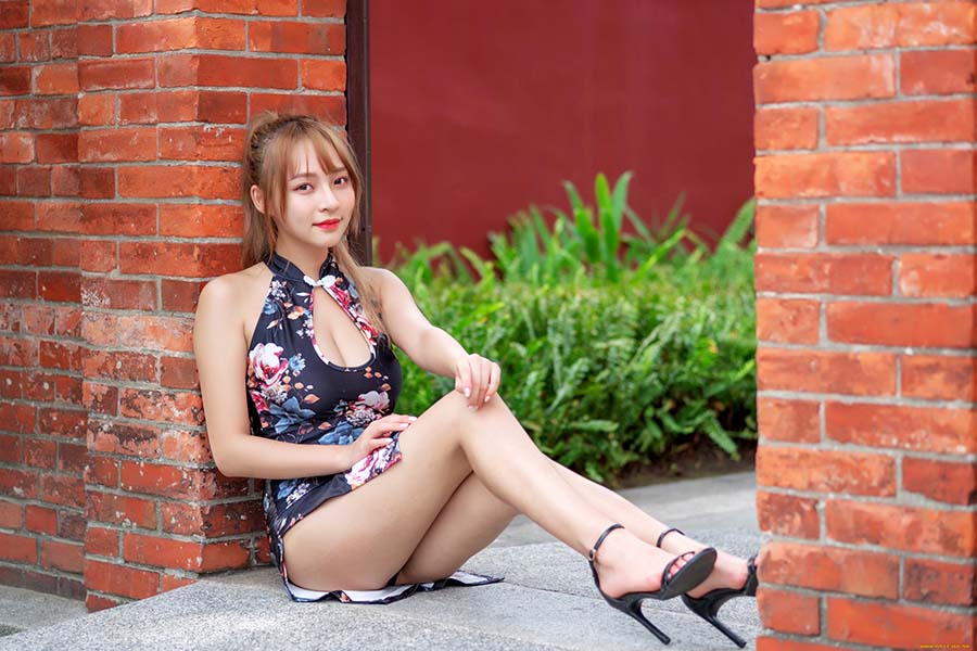 Girls in short dresses in Wuzhou
