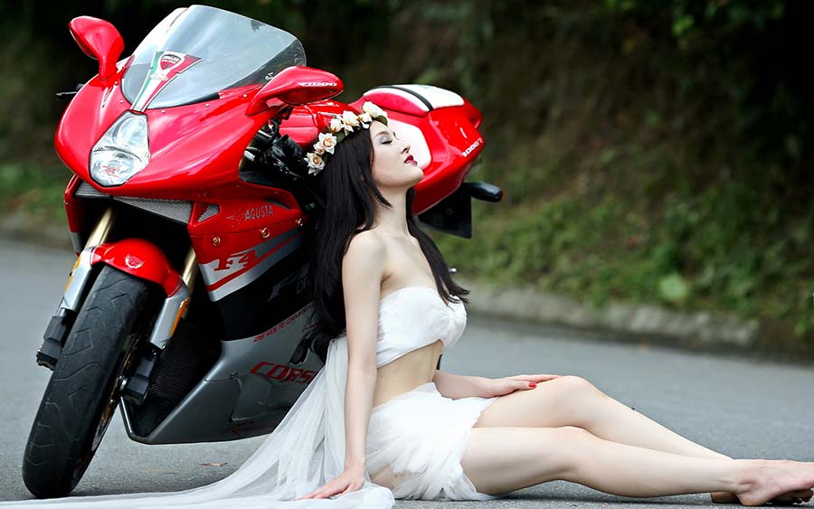 Beautiful girls and motorcycles in Wuzhou