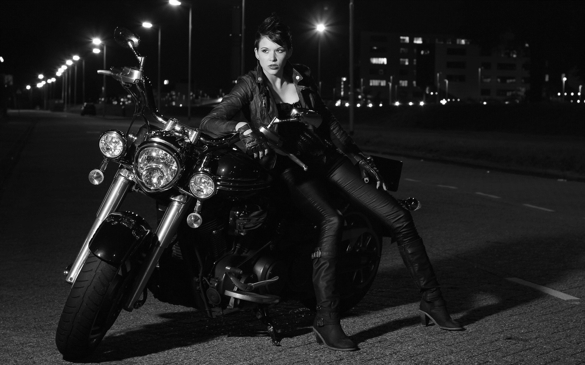 Photo Beautiful girls and motorcycles in Wuzhou
